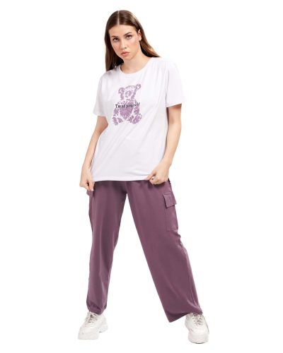 Neutral tone cargo pant and tee combo