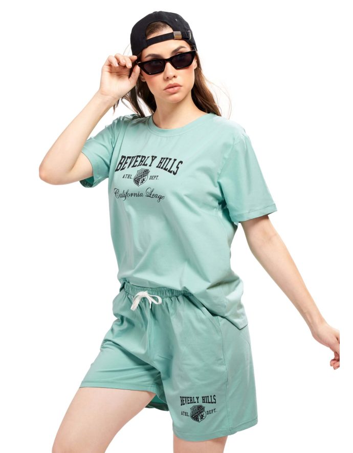 Relaxed fit women's shorts outfit