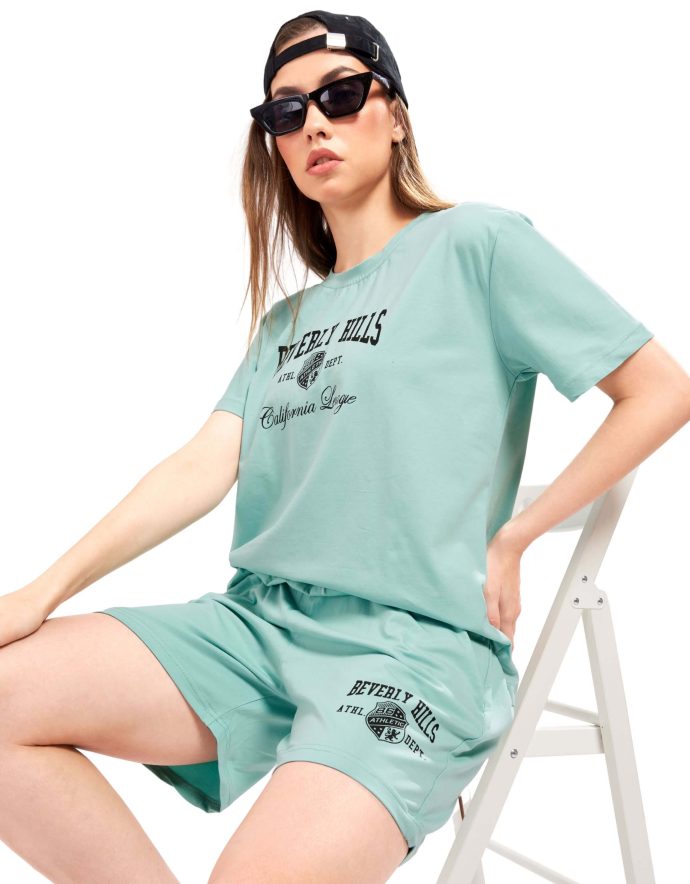 Relaxed fit women's shorts outfit