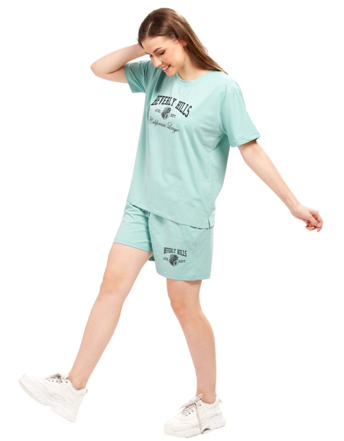Relaxed fit women's shorts outfit