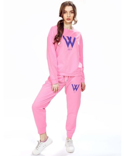 Comfortable women's pyjama set featuring a T-shirt and joggers