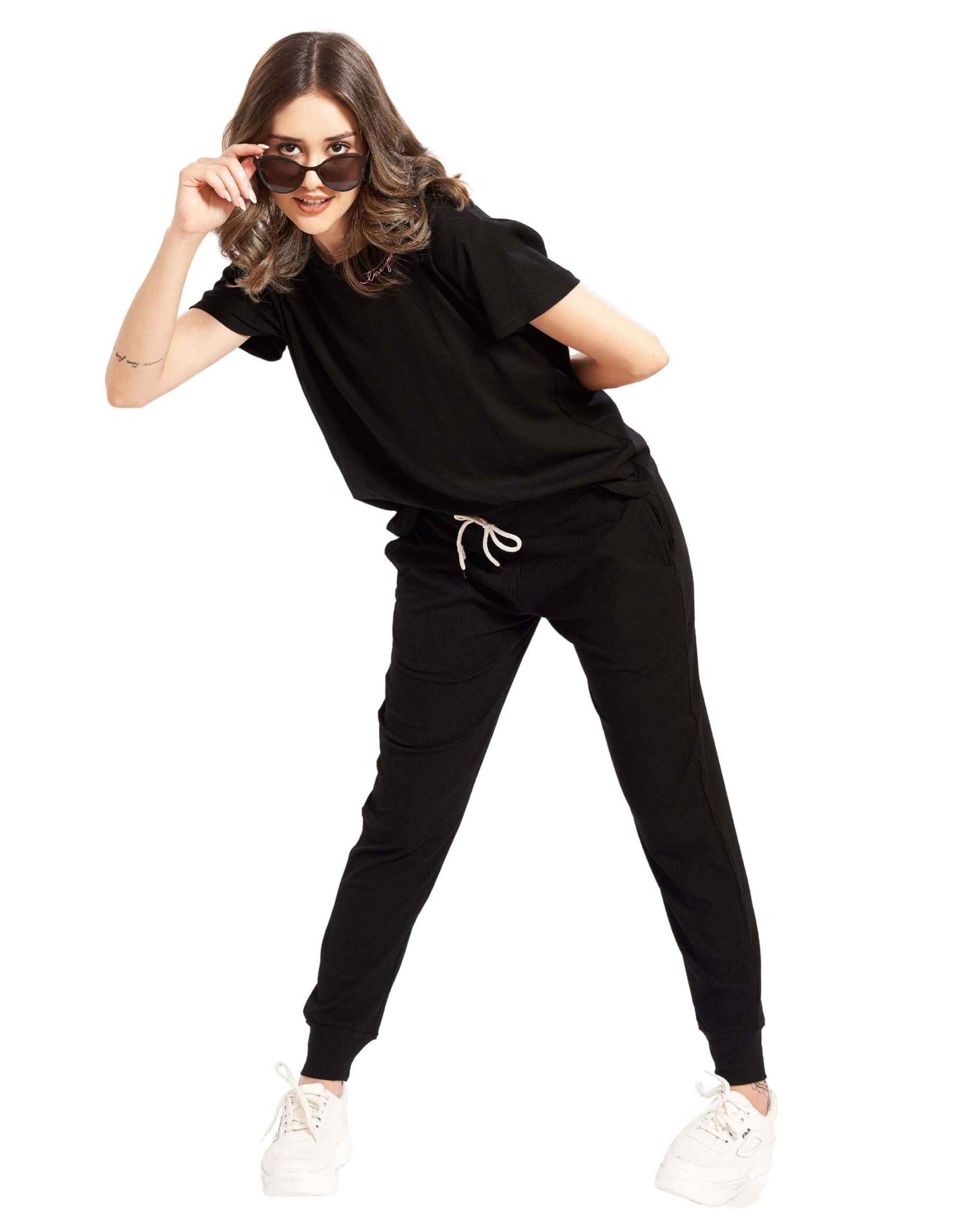 Cozy women's pyjama set with T-shirt and joggers