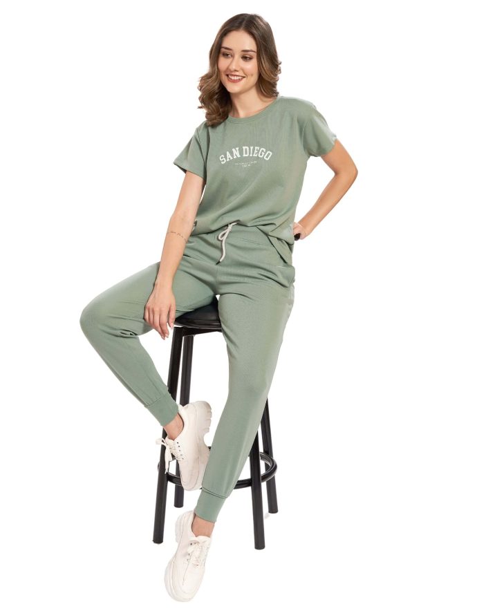 Relaxed women's pyjama set with T-shirt and jogger pants